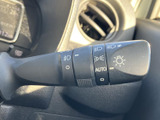 各種表示がレバーにまとまり、運転席から位置や内容を確認しやすい設計です。手元で操作する装備として扱いやすく、走行中も視線移動を抑えながら必要な操作を行いやすい点が便利です。