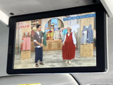 後席側のモニターで、停車中にテレビなどの映像を楽しめます。車内で待ち時間を過ごす際にも活用でき、同乗者と一緒に映像を楽しめる装備として、日常のお出かけをサポートします。
