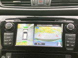 車両周辺の映像と上から見た映像を画面で確認でき、駐車時の周囲確認に役立ちます。画面内のガイド表示も目安にしながら、落ち着いて操作いただけます。