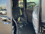 リアシートの座面は上げられます。背の高い荷物も載せられます