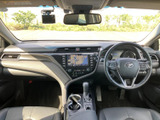 運転席まわりは前方の視界が広く、計器やナビも目に入りやすい配置です。座面にはゆとりが感じられ、日々の運転から長時間の移動まで落ち着いて過ごせます。