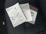 メンテナンスノート、取扱説明書です。 その車の整備記録が事細やかに記録されています。 車が生まれてから今までどのような道を歩んできたのか判るとても重要な物ですよ。