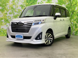 洗練されたフロントマスクと伸びやかな車体の組み合わせが、街中でも存在感を発揮。明るいボディカラーが清潔感を添え、前方からの印象を引き締めています。