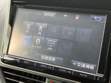 ラジオやテレビ、Bluetoothなどの音源選択が画面に並び、使いたいメディアを見つけやすい構成です。交通情報の項目もあり、日々の移動に合わせて活用できます。