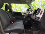 前席は座面と背もたれにゆとりを感じる形状で、運転席から助手席まで見通しのよい室内です。落ち着いた色調でまとまり、足元にも余裕を感じられる空間となっています。