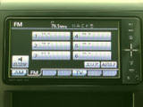 FM・AMをはじめ、複数の音源を選べるオーディオ画面です。選択肢が画面下部にまとまり、聞きたい音源を確認しやすい配置。日々の移動時間をお好みの音楽とともに過ごせます。