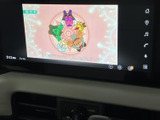 テレビ映像を楽しめる画面を備えており、停車中の待ち時間も車内でゆったり過ごせます。画面上で番組を確認しやすく、休憩時やお出かけ先でのひとときに活用いただけます。