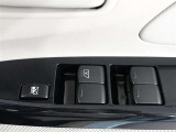 運転席のパワーウインドスイッチで全席窓の開閉・ロック操作ができます。