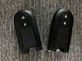スマートキーを装備しています☆カギをカバンやポケットに入れて頂いた状態でドアロックの開閉やエンジンスタートをして頂けますよ!とても便利な装備です!