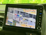 画面にはテレビ番組が表示され、停車中に映像を視聴してお楽しみいただけます。音量などの操作部も画面脇にまとまり、停車時の休憩時間を過ごす際にも活用できる装備です。