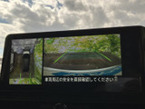 後方の映像に加え、車両周辺を確認できる表示も備わり、駐車時の状況把握をサポートします。周囲を目で確かめながら、落ち着いて後退操作を行えます。
