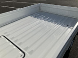 画像には荷台の床面が写っており、車内の座席やドア内張りは確認できません。床面の凹凸と荷台を囲う側面が見て取れ、荷物の積み方や使用場面をイメージする際の参考にしていただけます。