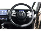 前方は視認性が良く、運転中も情報がひと目で確認できて安心。見やすさにこだわったデザインで、毎日のドライブがもっと快適に