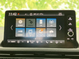 画面には各種設定や交通情報、テレビなどのメニューが並び、項目を見分けやすい表示です。目的の機能を画面から選びやすく、必要な情報にアクセスしやすい構成です。