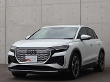 ●Audiが最初に採用したLEDポジショニングランプ。シャープなラインで昼間でも点けていたいと思うほど上品でオシャレです。夜間走行時はさらに目立ちます!