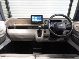 ◆インテリアパネル◆視界広々で非常に運転しやすくロングドライブでも疲れを感じさせないすっきりとまとまったインパネ周りです。