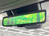 【デジタルインナーミラー】後席の大きな荷物や同乗者で後方が確認しづらい時でも安心!カメラが撮影した車両後方の映像をルームミラー内に表示。クリアな視界で状況の確認が可能です!
