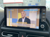 テレビ番組を画面に表示でき、停車時の待ち時間などに映像をお楽しみいただけます。画面上には番組情報も表示され、車内で過ごす時間を快適に過ごしたい方に便利な装備です。