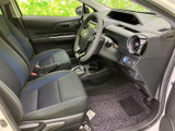 前席は運転席と助手席が並び、乗り降りしやすい開口部も確保されています。シートや足元にゆとりがあり、乗員それぞれが落ち着いて過ごせる室内空間です。