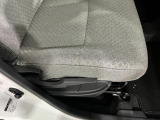 痛みの出やすい運転席シートの角、フロアマット、座面、ともに良好です