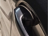 BMWのミラーは車種によって異なりますがレーンチェンジウォーニングが装備されております。詳しくは当店スタッフまでお問い合わせくださいませ。