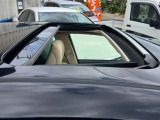 開放感たっぷりの希少装備、サンルーフが装着されています!車内に明かりを取り入れたり景色を楽しむ以外にも、車内の空気も簡単に換気できて快適です!