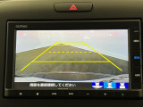 【リアワイドカメラ】3種類の表示で、後方確認をサポートします。『ノーマル画像』『広角180度画像』『真上からの見下ろし画像』をワンタッチで選べます。
