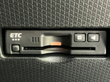 ETC車載器を手の届きやすい位置に配置し、カードの出し入れや案内確認に配慮。ボタンやカード挿入口が見分けやすく、日常の高速道路利用にも役立ちます。