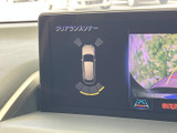 後方映像に加え、車両周囲の障害物を知らせる表示も確認できます。駐車時の状況把握を助ける装備で、画面表示を参考にしながら周囲を直接確認でき、取り回しを支えます。