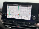【日産メーカー純正のコネクト大画面ナビゲーション!】遠くへのお出かけする際の心強い味方です!自車位置の確認はもちろん、Bluetooth接続や機能も充実。大きな画面で各操作もしやすく安心です。