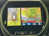 後方の映像に加えて車両周辺の状況も画面で確認でき、駐車時の位置合わせをサポートします。ガイド表示もあり、車庫入れや切り返しに便利です。