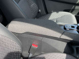 フロントシートにはセンターアームレスト付き、長時間の運転で疲れた腕を乗せてください。