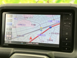 地図上に現在地や周辺の道路、施設名が表示され、目的地までの位置関係を確認しやすい画面です。表示項目や縮尺を使い分けながら、初めての場所への移動や日常のお出かけに活用いただけます。