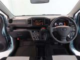 スタイリッシュなデザインのインパネ。各操作スイッチは使いやすい位置に配置されてます。