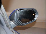 予防安全機能の1つ、ブラインドスポットモニター付き。隣の車線を走る車両をレーダーで検知し、ドアミラーでは確認しにくい後測方エリアに存在する車両に加えて、急接近してくる車両も検知します