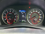 メーター内に速度や燃料残量、外気温などの情報がまとまり、運転席から確認しやすい配置です。中央の表示部も視線を移しやすい位置にあり、必要な情報をひと目で把握しやすい構成です。