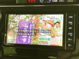 テレビ映像を画面で視聴できる装備です。停車中の休憩時間などに番組を楽しめるため、車内で過ごすひとときの選択肢が広がります。視聴は停車時にご利用ください。
