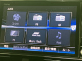 CD/DVDやラジオ、テレビ、iPodなど、画面から選べる音楽・映像ソースが充実。目的や気分に合わせて使い分けられ、電話や設定、ルートの項目もまとめて確認できるため、日常の移動を便利にサポートします。