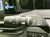 レバーには各種表示がまとまり、設定内容を目で確認しやすい配置です。運転席から手を伸ばしやすい位置にあり、天候の変化に合わせた操作も迷いにくい仕様となっています。