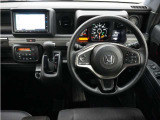 運転にかかわる様々な操作を安全に行えるように視点移動が少なく、操作性に配慮されたスイッチ類が凝縮されたコクピットです。