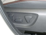 パワーシート搭載。微妙な調整が手軽にでき、最適なポジションで運転することが可能です。