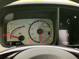 速度計や各種表示がまとまって配置され、運転中も必要な情報を確認しやすいレイアウトです。時刻や走行距離なども表示され、毎日の運転をサポートしてくれます。