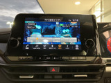 音楽やラジオなどのソースを画面上で選べるため、聴きたい音源への切り替えもスムーズ。表示が見やすく、日常の移動中も使いやすいオーディオ環境です。
