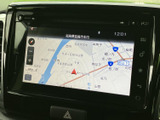 地図を画面に表示して、現在地周辺の道路や地名を確認できます。行き先までの道順を調べたいときにも役立ち、目的地への移動をサポートしてくれる便利な装備です。