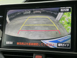 車両後方の様子を画面で確認でき、ガイド線も表示されるため、駐車時の周囲確認をサポートします。視点切替やガイド表示の案内もあり、状況に応じて確認しやすい装備です。