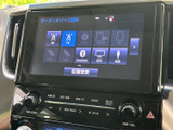 ラジオやBluetoothなど、複数のオーディオソースを画面から選べます。使いたい音源を一覧で確認しやすく、日々の移動中も好みに合わせて音楽を楽しめます。操作もわかりやすい表示です。