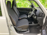 前席は視界が開けており、運転席から前方や周囲を確認しやすい室内です。落ち着いた色合いのシートと足元の空間で、毎日の移動も自然体でお過ごしいただけます。