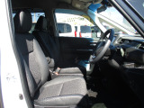 運転席と助手席は、ウォークスルー可能です。です。