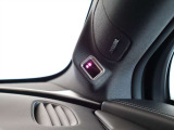 運転席側のピラーにはドライバーモニタリングシステムのセンサーが埋め込まれています ドライバーの動作を判断し警告を発します