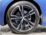【BMWアロイホイル】軽量かつ強度に拘ったアロイホイル。走行性能ポテンシャルを引き出す設計。車の足元を引き締めてくれる大きなポイントはアロイホイルです。